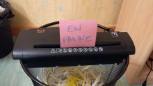 Comment désengorger un destructeur de papier ?